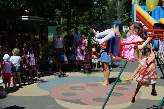 Около Крытого рынка запустили в небо шары с детскими желаниями