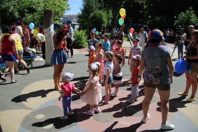 Около Крытого рынка запустили в небо шары с детскими желаниями