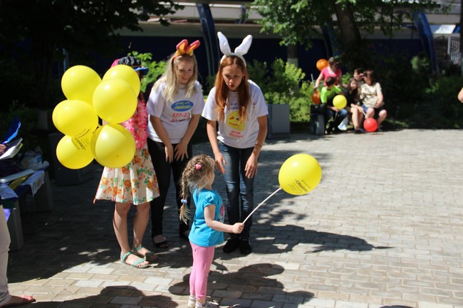 Около Крытого рынка запустили в небо шары с детскими желаниями