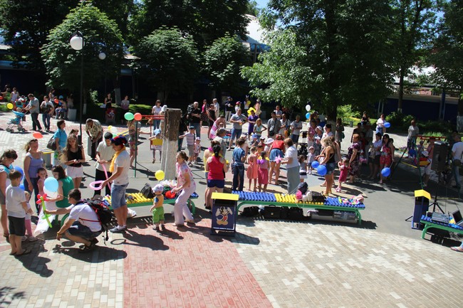 Около Крытого рынка запустили в небо шары с детскими желаниями