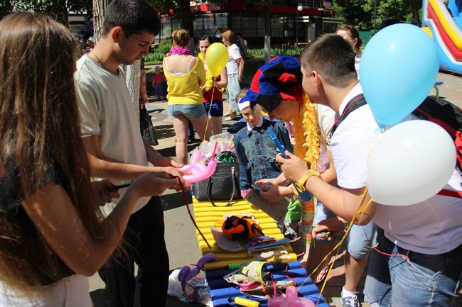 Около Крытого рынка запустили в небо шары с детскими желаниями