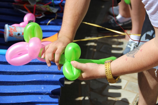 Около Крытого рынка запустили в небо шары с детскими желаниями