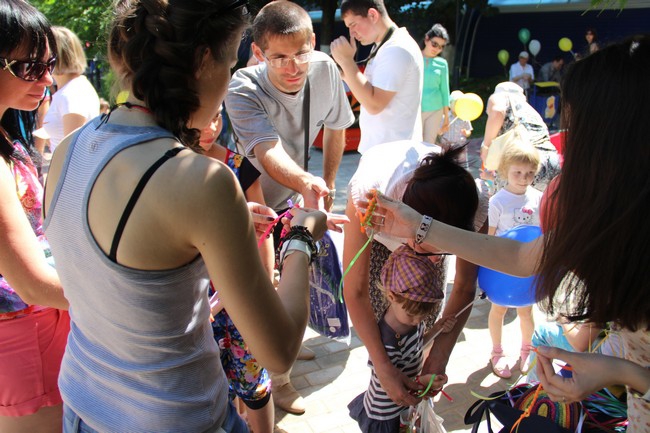 Около Крытого рынка запустили в небо шары с детскими желаниями