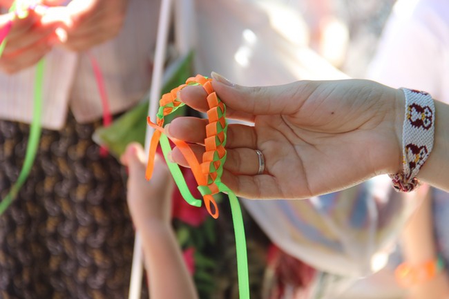 Около Крытого рынка запустили в небо шары с детскими желаниями