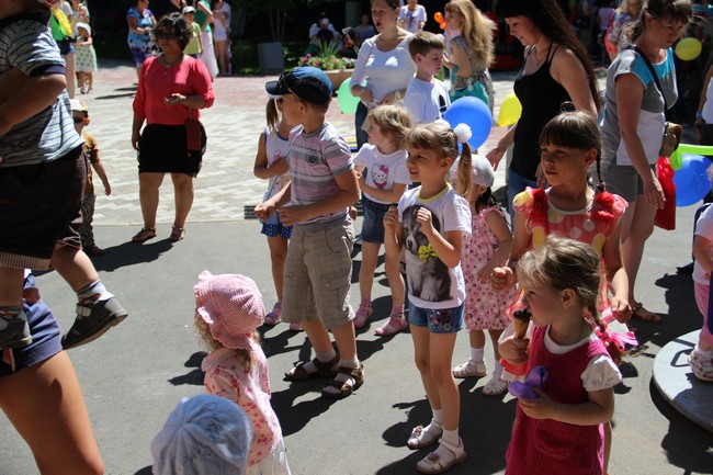 Около Крытого рынка запустили в небо шары с детскими желаниями