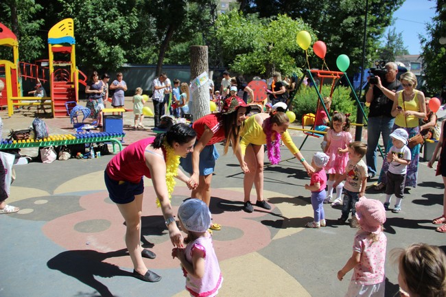 Около Крытого рынка запустили в небо шары с детскими желаниями