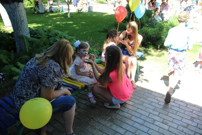 Около Крытого рынка запустили в небо шары с детскими желаниями