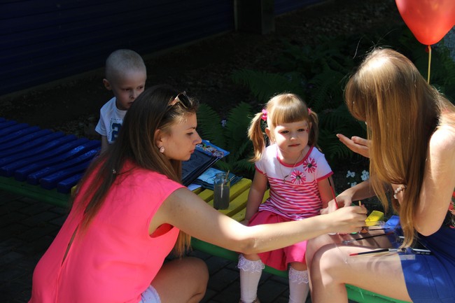 Около Крытого рынка запустили в небо шары с детскими желаниями