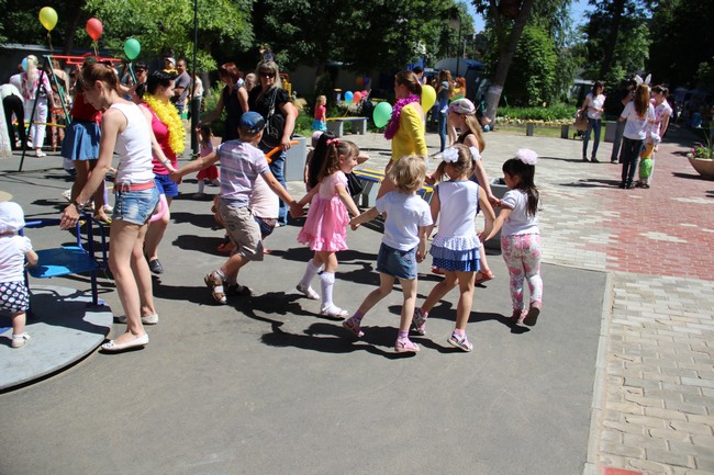 Около Крытого рынка запустили в небо шары с детскими желаниями