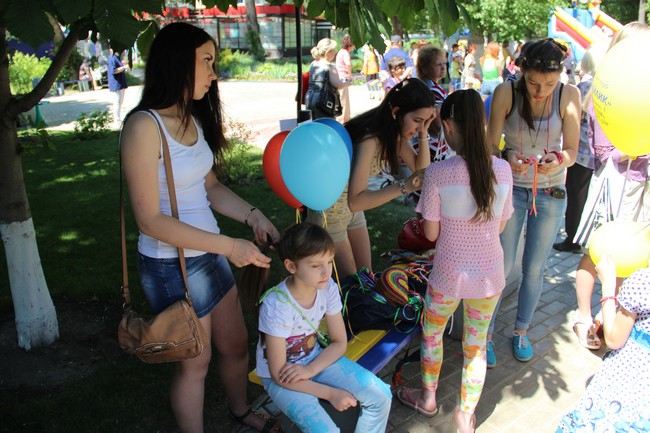 Около Крытого рынка запустили в небо шары с детскими желаниями