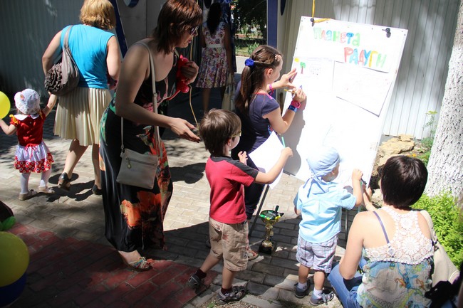 Около Крытого рынка запустили в небо шары с детскими желаниями