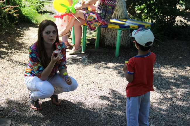 Около Крытого рынка запустили в небо шары с детскими желаниями