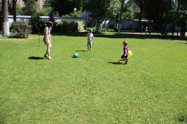 Около Крытого рынка запустили в небо шары с детскими желаниями