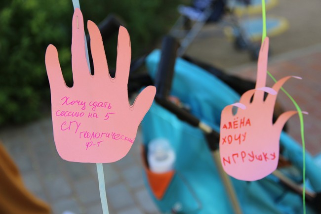 Около Крытого рынка запустили в небо шары с детскими желаниями