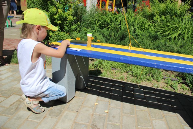 Около Крытого рынка запустили в небо шары с детскими желаниями