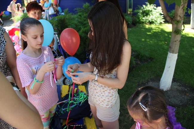 Около Крытого рынка запустили в небо шары с детскими желаниями