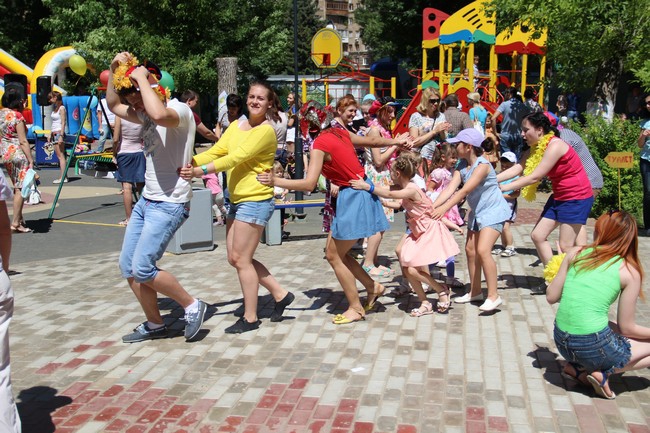 Около Крытого рынка запустили в небо шары с детскими желаниями