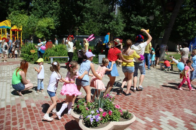 Около Крытого рынка запустили в небо шары с детскими желаниями