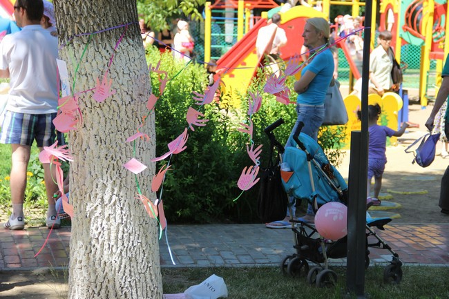 Около Крытого рынка запустили в небо шары с детскими желаниями