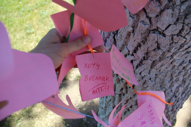 Около Крытого рынка запустили в небо шары с детскими желаниями