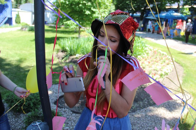 Около Крытого рынка запустили в небо шары с детскими желаниями