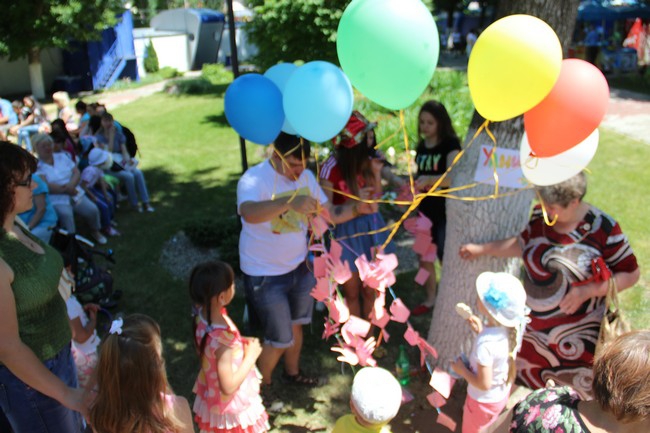 Около Крытого рынка запустили в небо шары с детскими желаниями