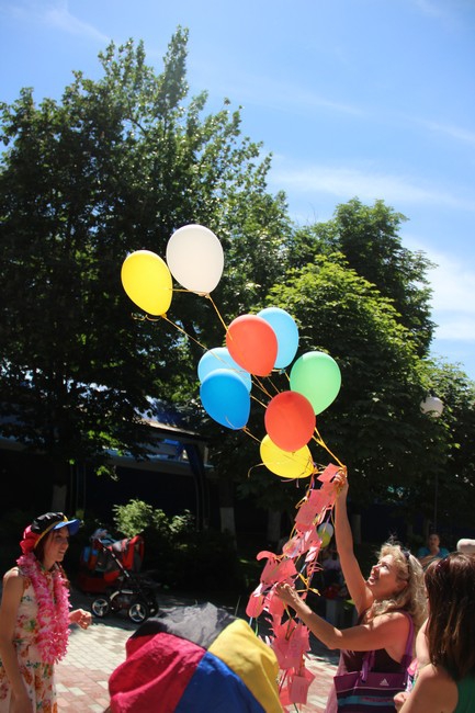 Около Крытого рынка запустили в небо шары с детскими желаниями