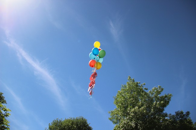 Около Крытого рынка запустили в небо шары с детскими желаниями