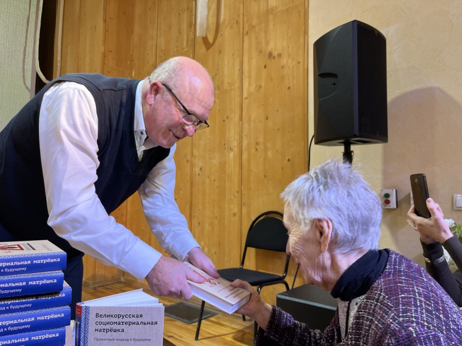 В Саратове прошла презентация книги Сергея Макарова «Великорусская социоматериальная матрешка»