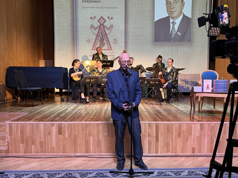 В Саратове прошла презентация книги Сергея Макарова «Великорусская социоматериальная матрешка»