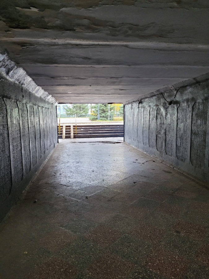 Горожане возмущены жутким потолком и проводами в переходе на Вишневой