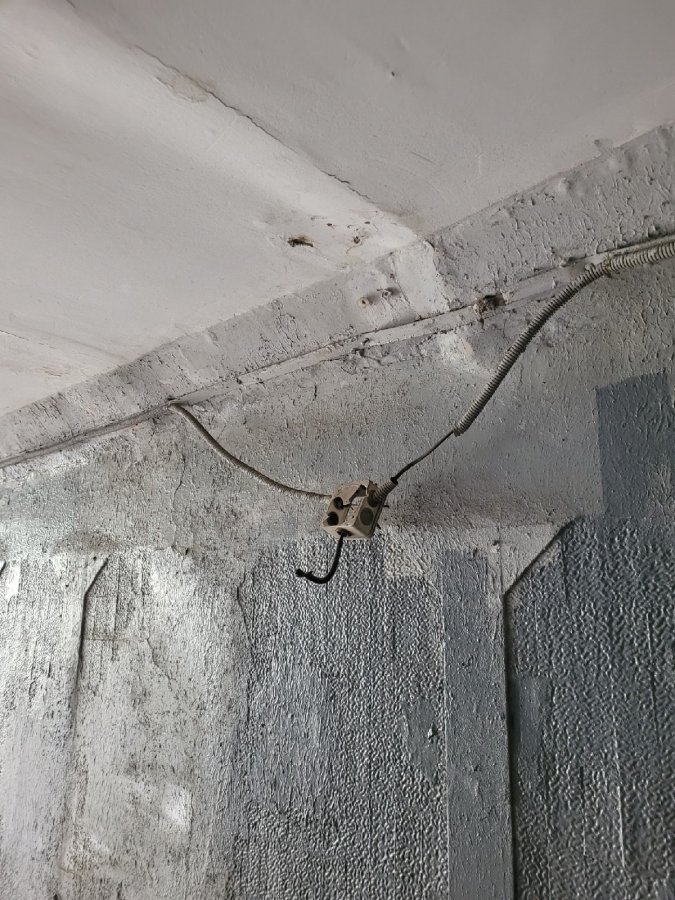 Горожане возмущены жутким потолком и проводами в переходе на Вишневой