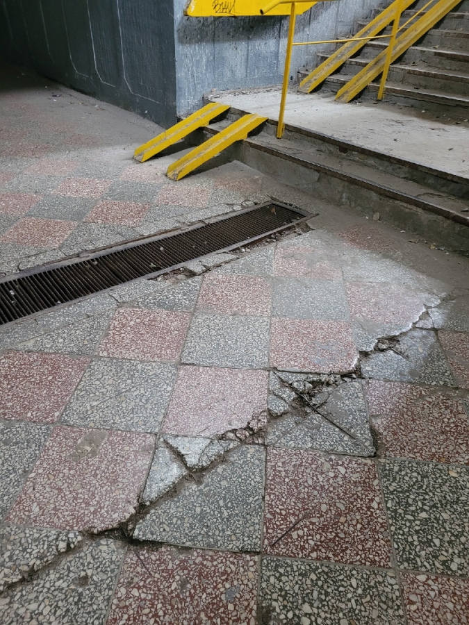 Горожане возмущены жутким потолком и проводами в переходе на Вишневой