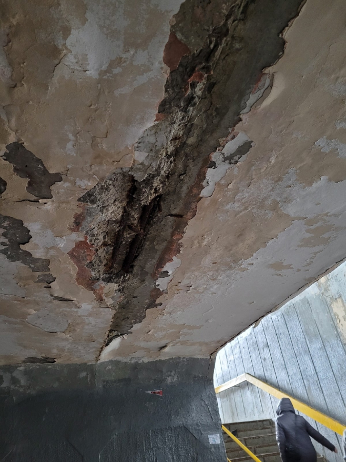 Горожане возмущены жутким потолком и проводами в переходе на Вишневой