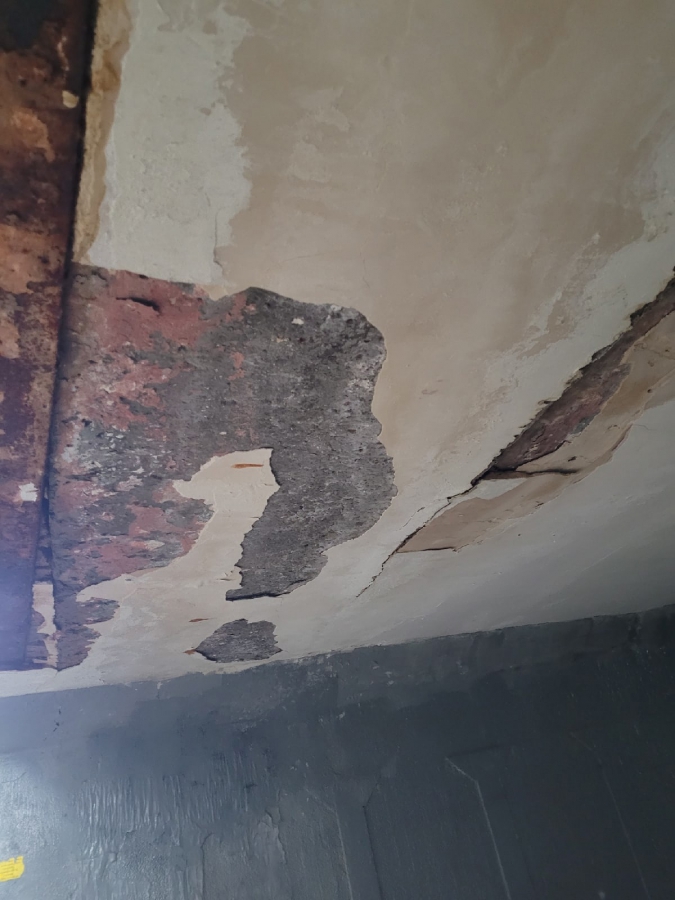 Горожане возмущены жутким потолком и проводами в переходе на Вишневой