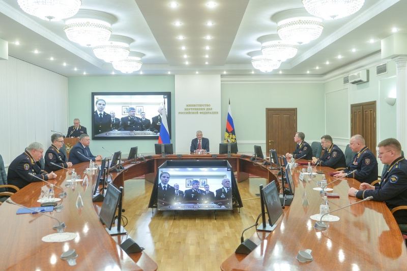 Главного саратовского полицейского Ситникова наградили знаком «Почетный сотрудник МВД»