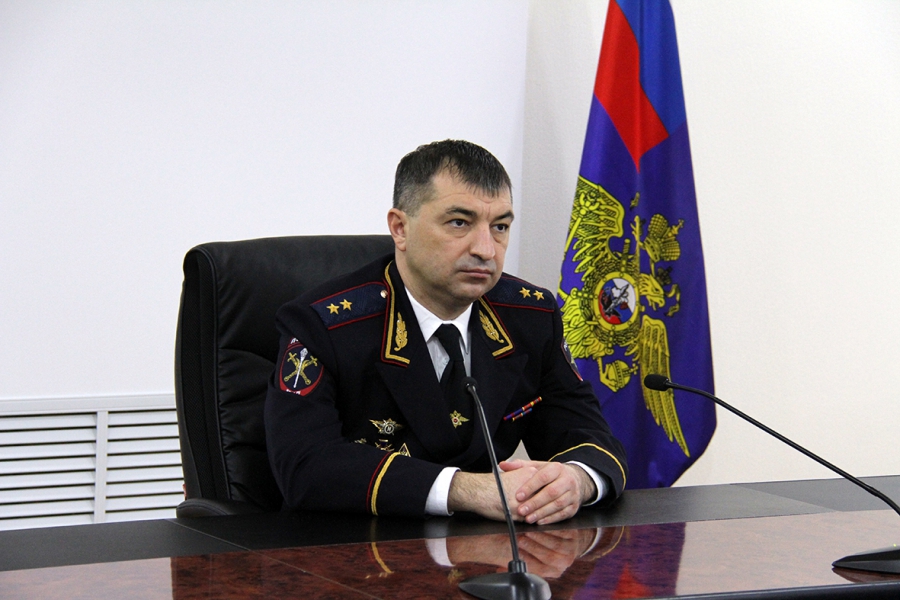 Главного саратовского полицейского Ситникова наградили знаком «Почетный сотрудник МВД»