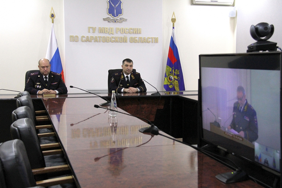 Главного саратовского полицейского Ситникова наградили знаком «Почетный сотрудник МВД»