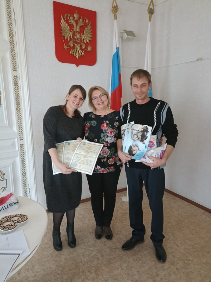 В Марксовском районе торжественно зарегистрировали рождение тройни
