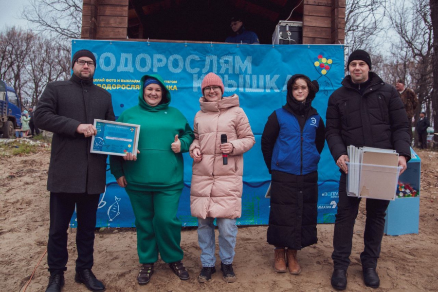 Саратовцы выпустили в Волгу мальков белого амура и сазана