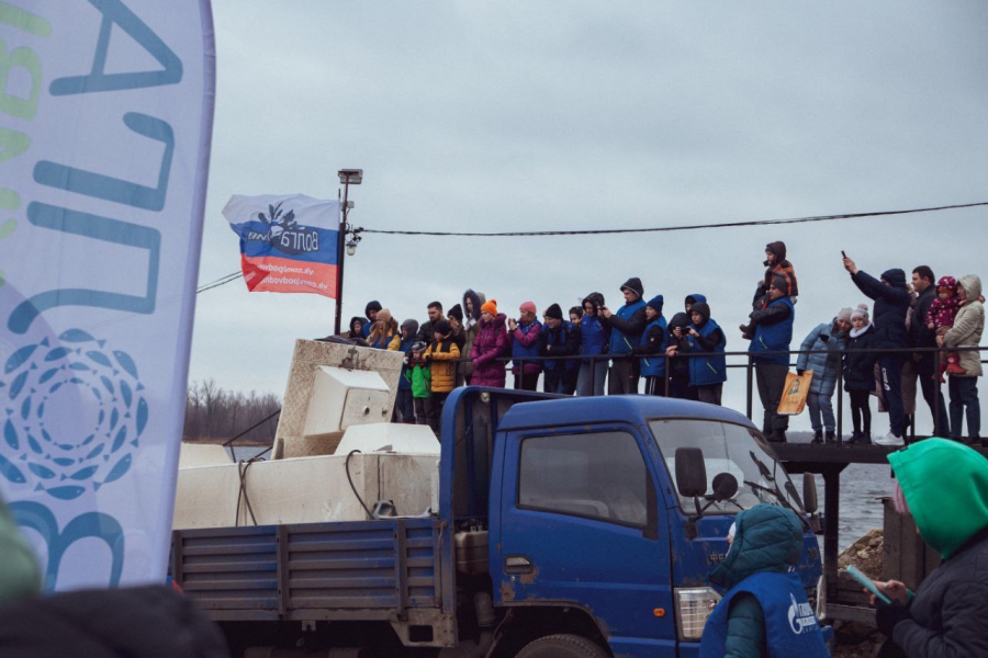 Саратовцы выпустили в Волгу мальков белого амура и сазана