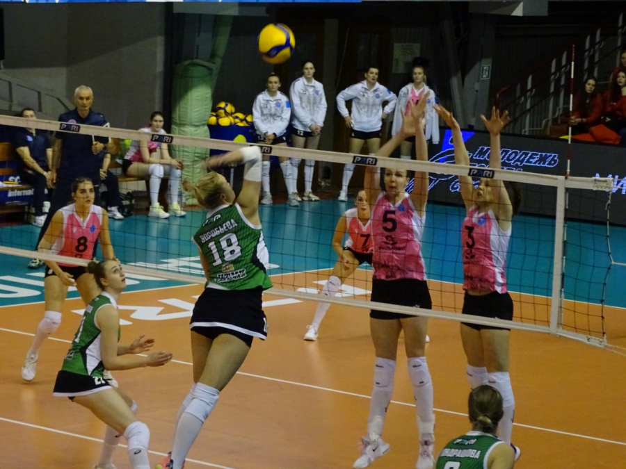 «Протон» дома обыграл 25-кратных чемпионок страны