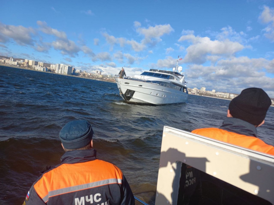 На Волге в Саратове несколько дней ожидает помощи севшая на мель яхта