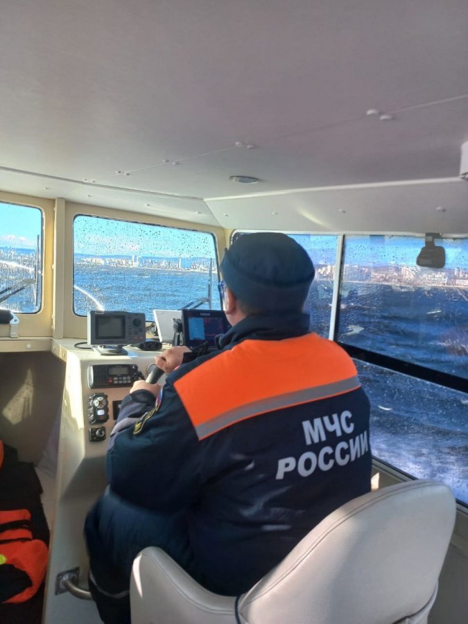 На Волге в Саратове несколько дней ожидает помощи севшая на мель яхта