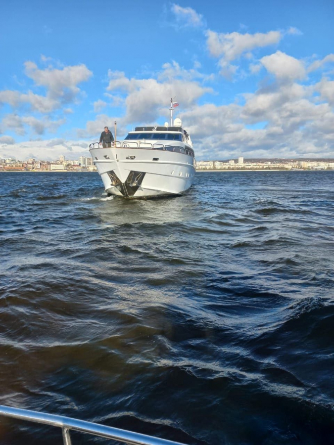 На Волге в Саратове несколько дней ожидает помощи севшая на мель яхта