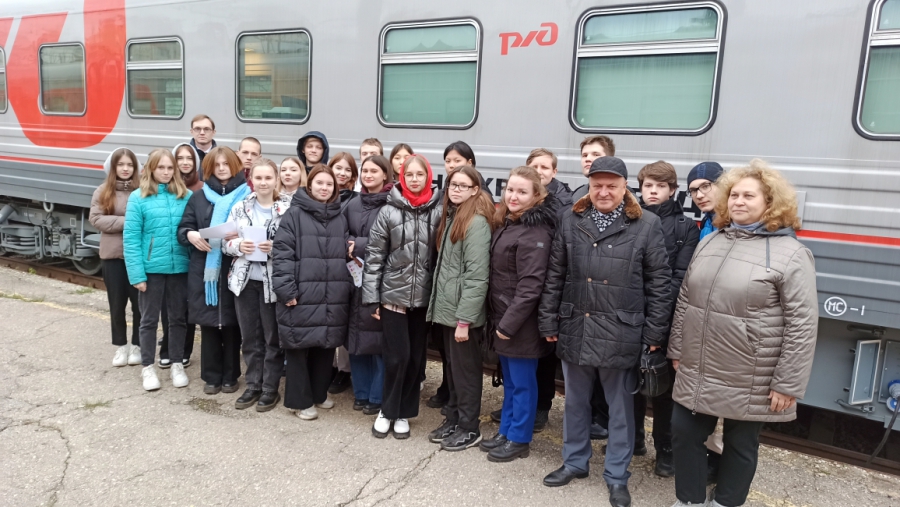 Первый урок в новом вагоне охраны труда провели для саратовских школьников