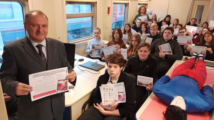 Первый урок в новом вагоне охраны труда провели для саратовских школьников