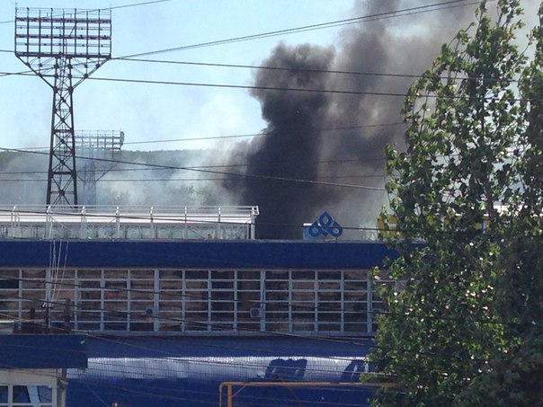 На стадионе «Сокол» тушат пожар