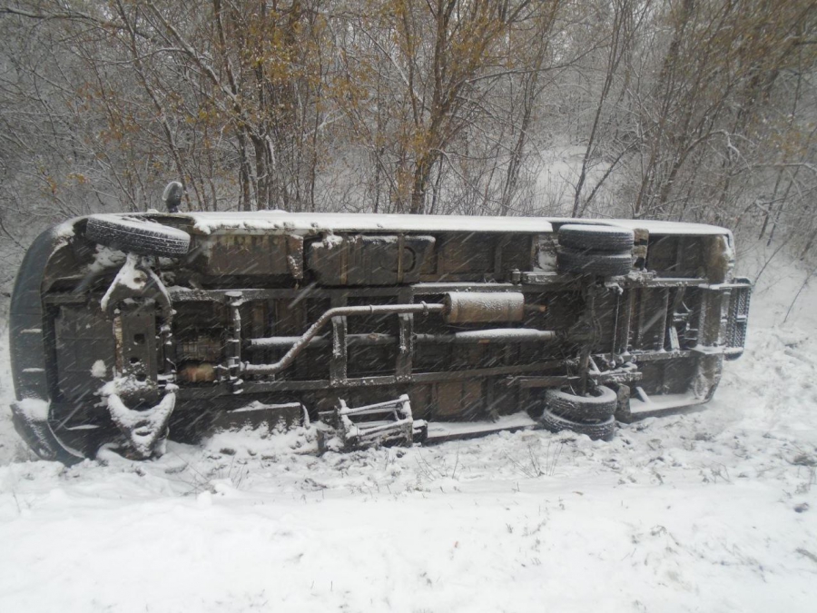 Под Энгельсом микроавтобус съехал в кювет. Два человека в больнице