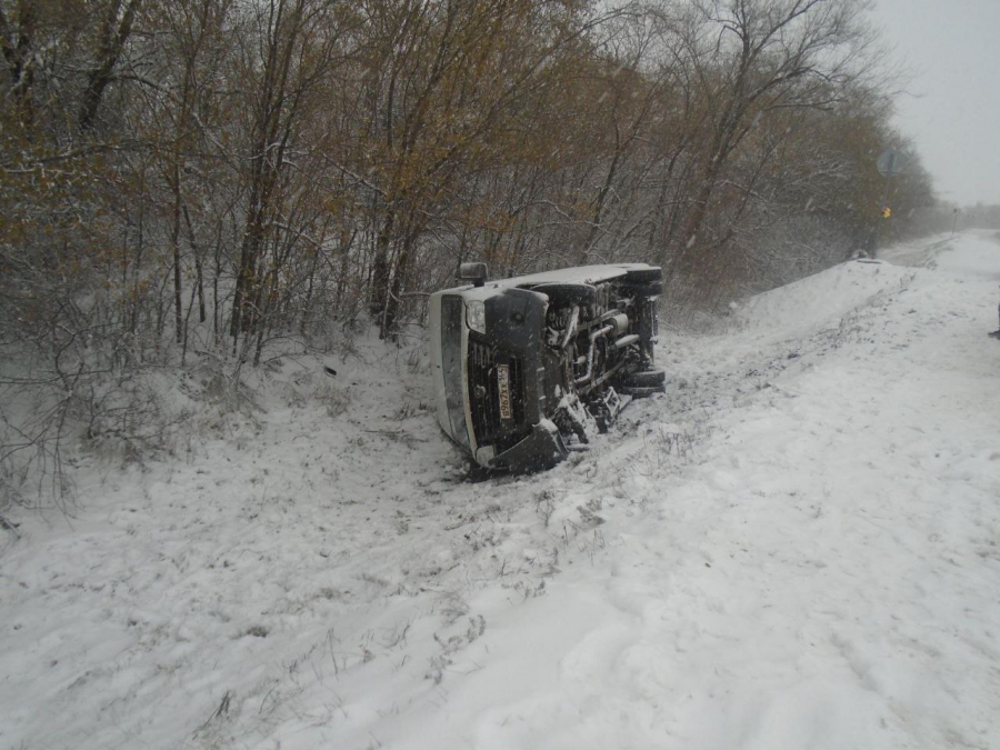 Под Энгельсом микроавтобус съехал в кювет. Два человека в больнице